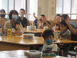 クイズに答える参加者