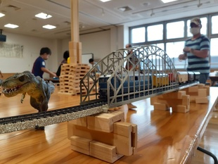 積み木で線路を高架化し、タワーも建設